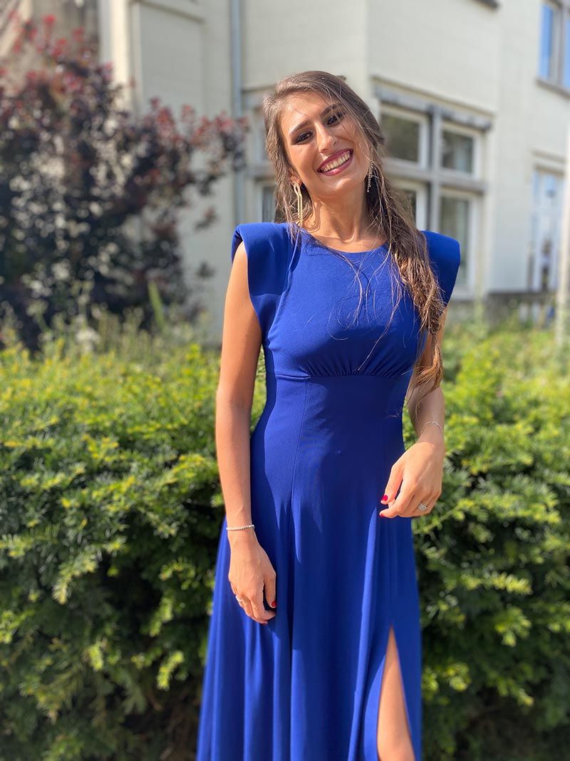 Halflange jurk met split en schoudervullingen - Koningsblauw Anne
