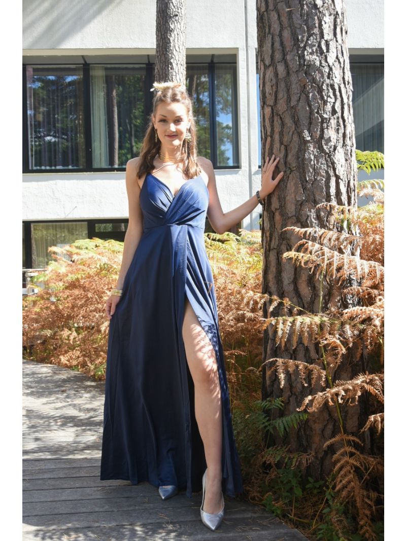 Longue robe satinée avec fente bleue marine