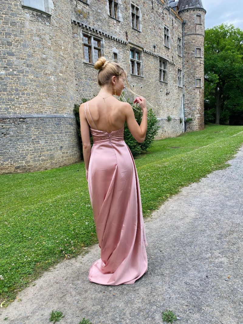 Robe asymétrique épaule dénudée rose