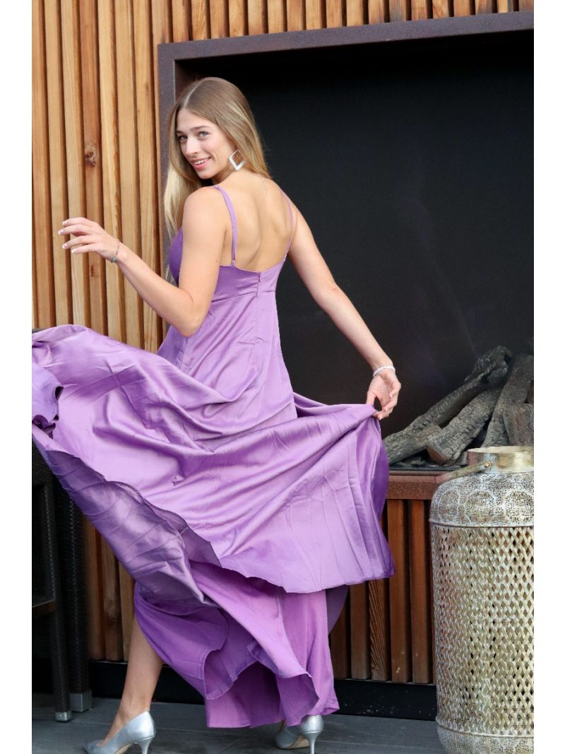 Longue robe satinée avec fente violette